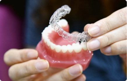 Clear aligners: Invisalign & Spark
Clear aligners use a series of custom-made removable trays designed to gradually move the teeth. Because they can be removed for eating, drinking and brushing, some adults and teenagers prefer them to fixed braces. Both clinics offer clear aligner treatment using Invisalign and Spark systems.